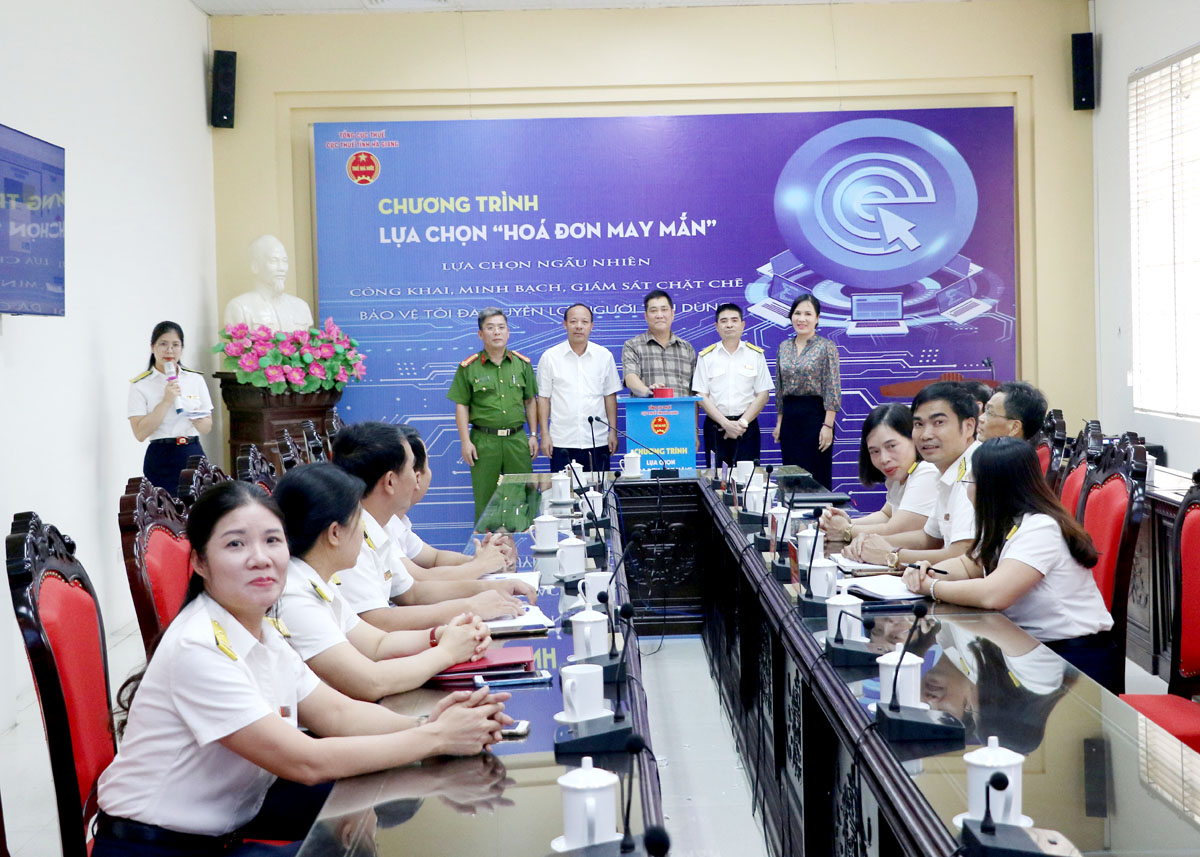 Hội đồng giám sát “Hóa đơn may mắn” bấm nút lựa chọn ngẫu nhiên để tìm ra những số hóa đơn may mắn trúng thưởng.