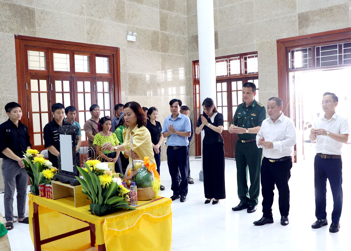 Phó Trưởng đoàn ĐBQH khóa XV đơn vị tỉnh Hà Giang Lý Thị Lan dâng hương trước linh cứu đồng chí Vừ Mí Kẻ