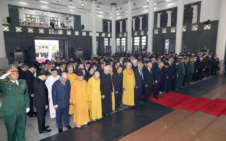 The delegation of the Central Committee of the Vietnam Fatherland Front pays respects to General Secretary Nguyen Phu Trong.