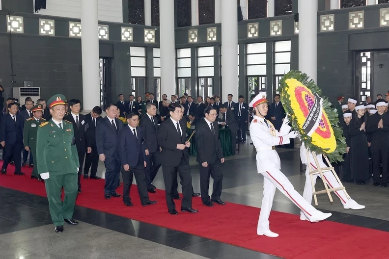 The delegation of the Central Steering Committee on Anti-Corruption, led by Politburo member and Permanent Secretary Luong Cuong, Deputy Head of the Central Steering Committee on Anti-Corruption pays respects to General Secretary Nguyen Phu Trong. 