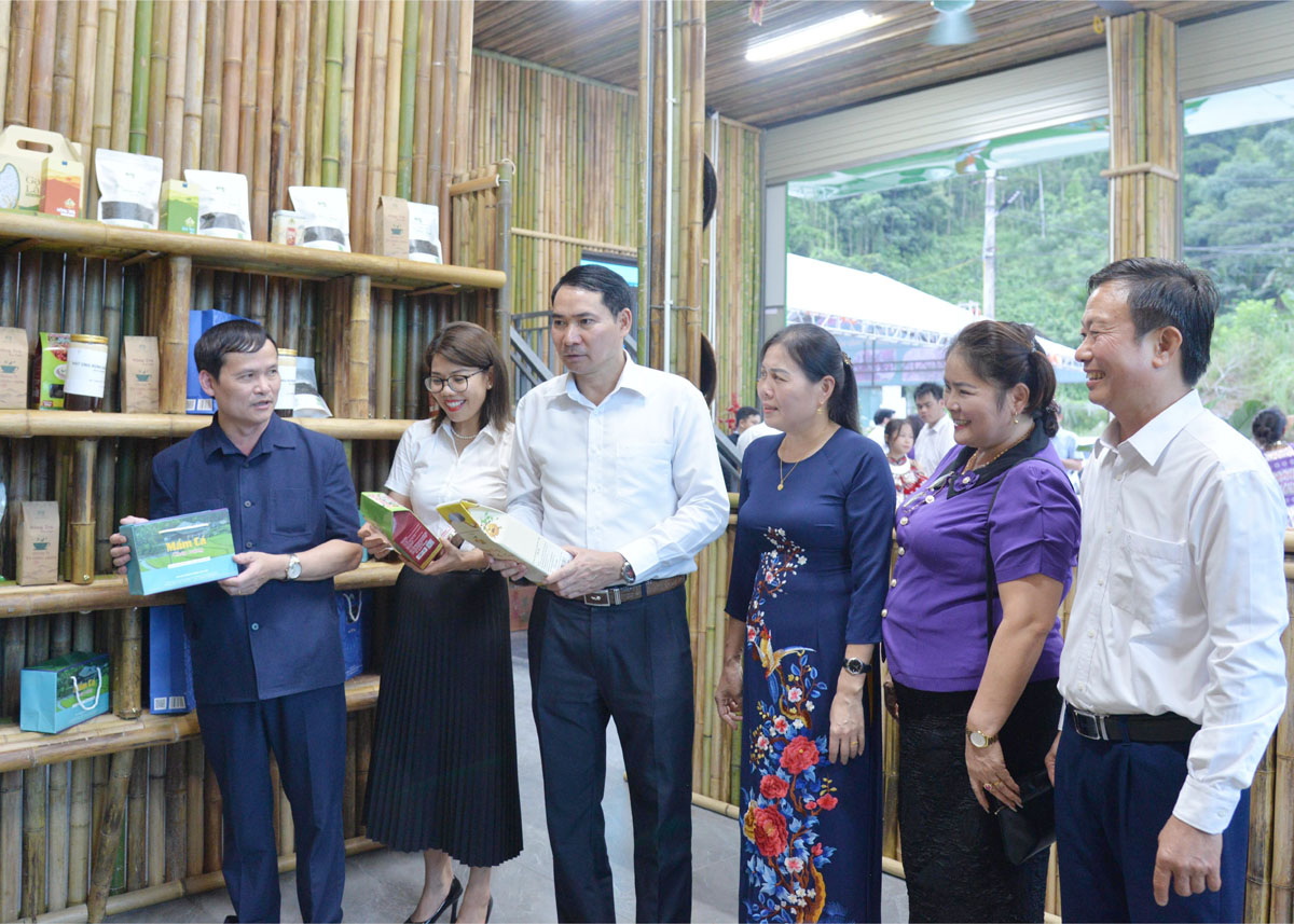 Các đại biểu tham quan gian hàng trưng bày các sản phẩm OCOP, sản phẩm tiêu biểu của huyện Quang Bình