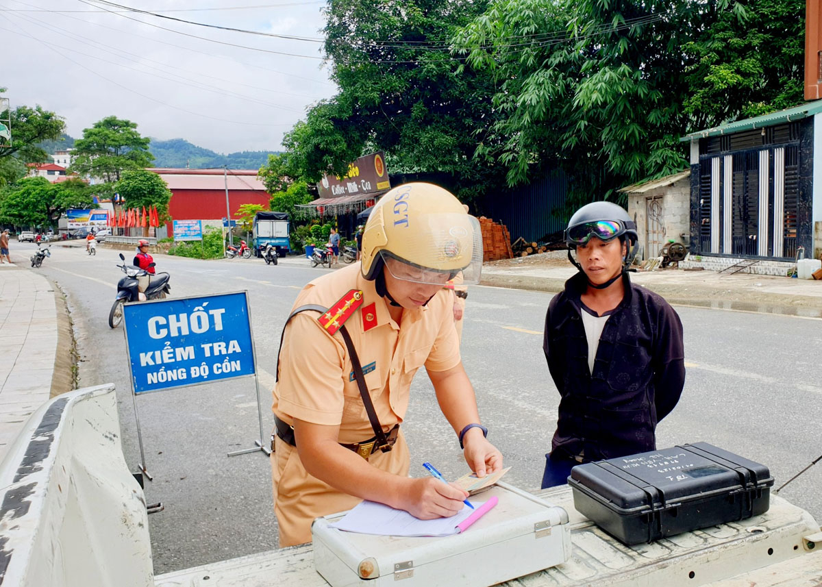 Cảnh sát giao thông xử lý trường hợp vi phạm trong ngày đầu ra quân.