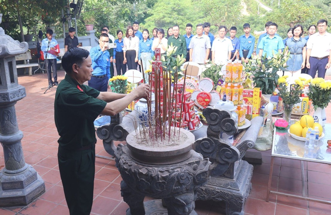 Các đại biểu thành kính dâng hương tưởng nhớ, tri ân các Anh hùng liệt sỹ.