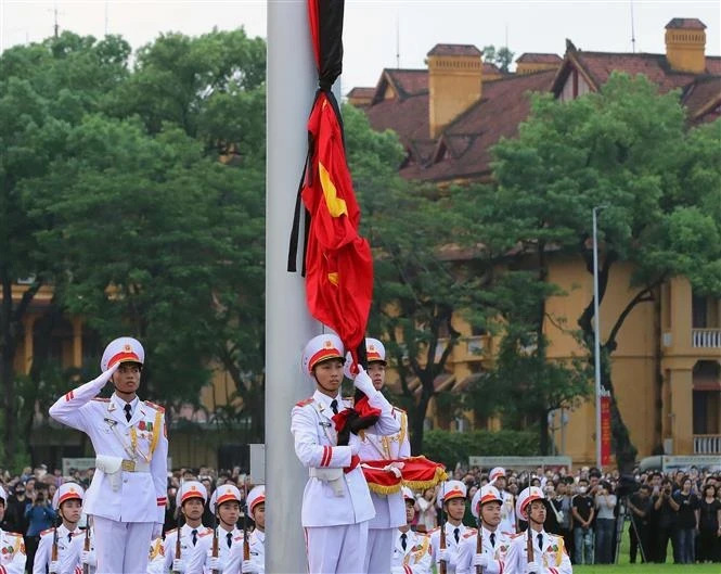 The national flag is flown half-mast at Ba Dinh Square in Hanoi at 6am on July 25, marking the start of the national mourning for Party General Secretary Nguyen Phu Trong which will last from July 25-26.