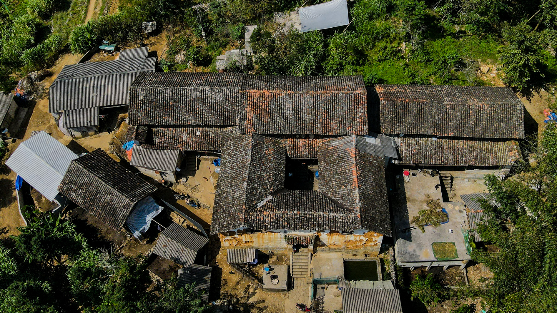 The houses design consists of three interconnected large blocks, with the two side blocks receding horizontally, while the main central one protrudes forward. According to the locals, the house resembles the shape of an eagle spreading its wings.