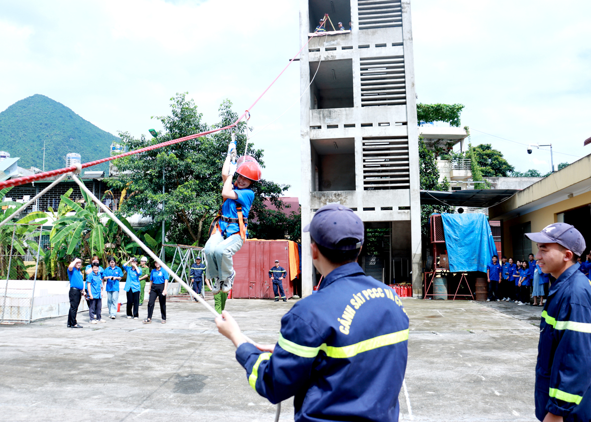 Trải nghiệm tình huống thoát nạn.
