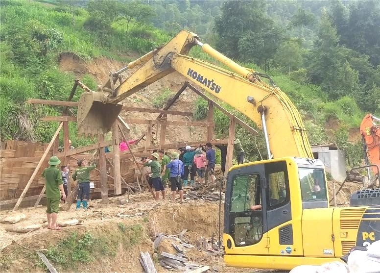 Xã Túng Sán (Hoàng Su Phì) huy động lực lượng, phương tiện hỗ trợ các gia đình bị sạt lở đến nơi an toàn