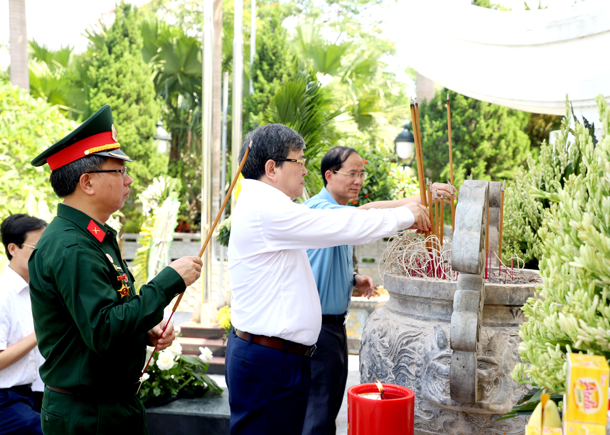 Phó Giám đốc Thường trực Học viện Chính trị Quốc gia Hồ Chí Minh cùng đoàn công tác dâng hương tưởng nhớ các AHLS