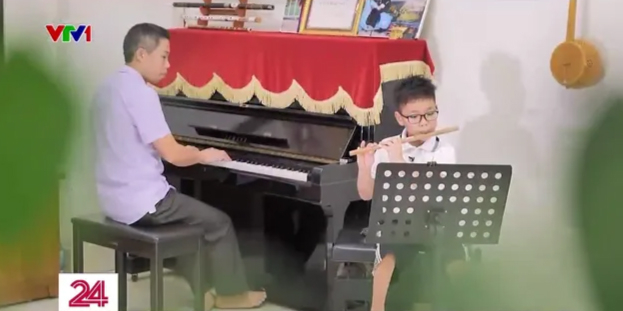 Ngoài chơi piano, Minh Dũng còn biết thổi sáo.