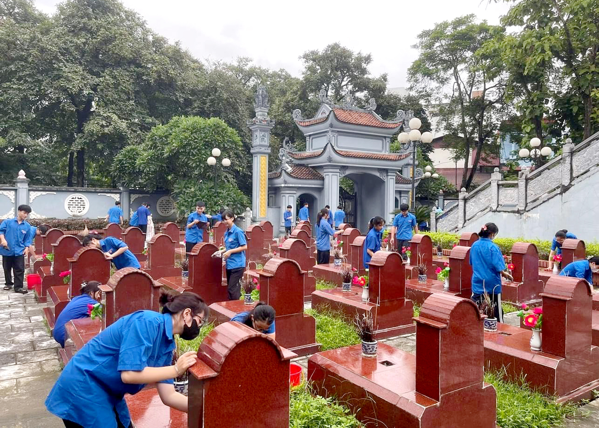 Đông đảo đoàn viên, thanh niên dọn dẹp tại Nghĩa trang Liệt sỹ thành phố Hà Giang.