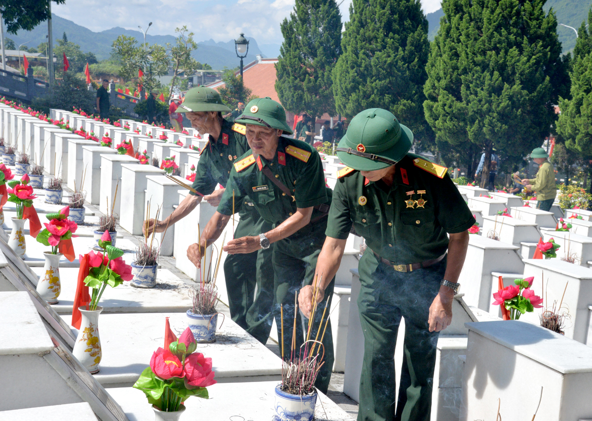 Các cựu chiến binh của Sư đoàn 356 thắp hương cho đồng đội đã ngã xuống trên mảnh đất biên cương của Tổ quốc