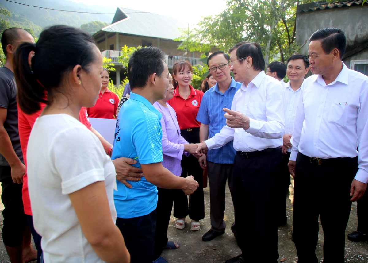 Nguyên Chủ tịch nước Trương Tấn Sang thăm hỏi, động viên các nạn nhân bom mìn có hoàn cảnh khó khăn tại xã Phương Tiến.