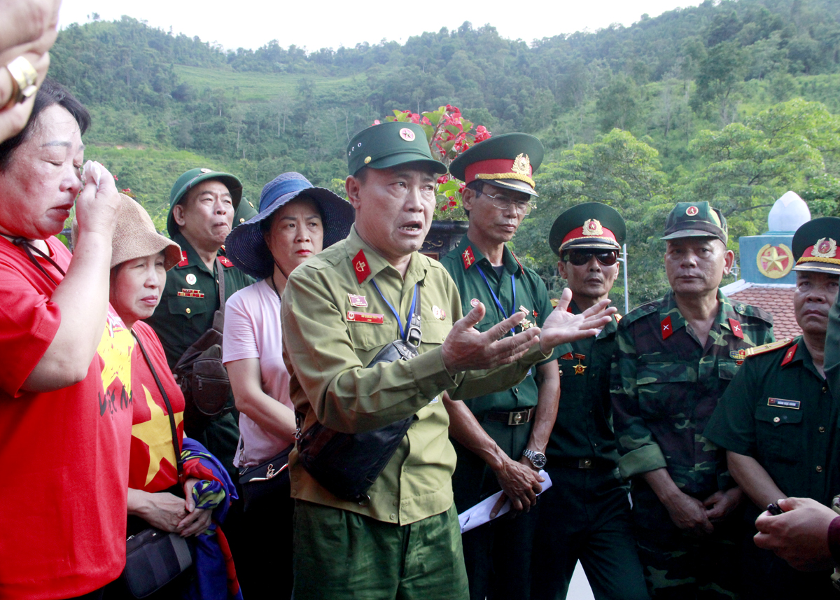 Các cựu chiến binh kể cho người thân, du khách nghe về cuộc chiến bảo vệ biên giới phía Bắc.