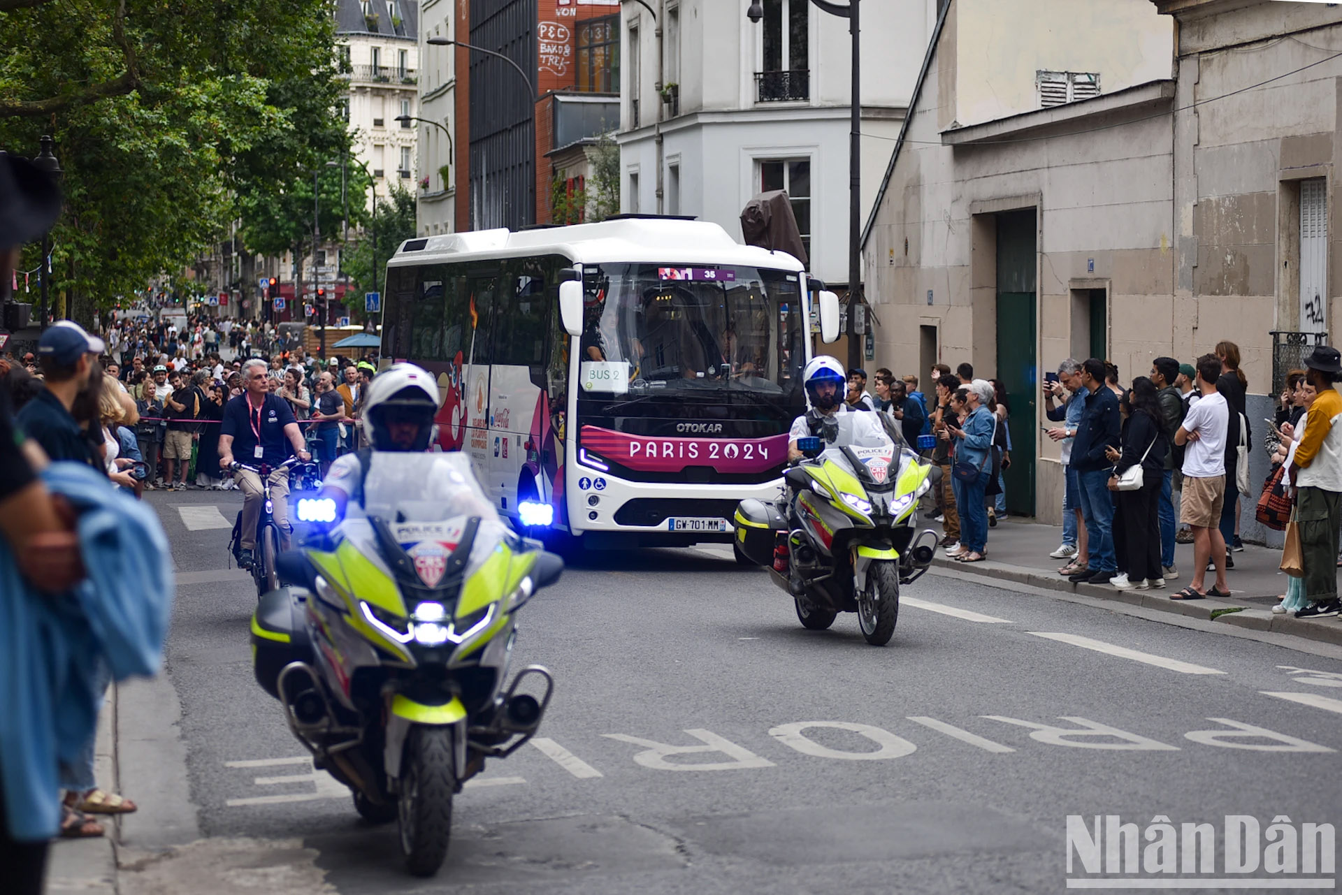 Hành trình của ngọn đuốc Olympic đi qua những con phố của thủ đô Paris trong hai ngày 14 và 15/7. Các công tác tổ chức phân luồng giao thông có đôi chút ảnh hưởng tới sinh hoạt thường ngày của người dân, nhưng ai nấy cũng đều phấn khởi cho khoảnh khắc khó quên với ngọn lửa Thế vận hội. (Ảnh: KHẢI HOÀN)