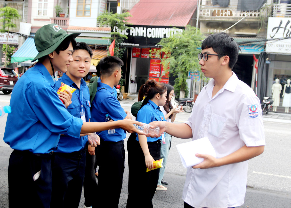 Chương trình “Tiếp sức mùa thi” tại điểm thi Trường THPT Lê Hồng Phong (thành phố Hà Giang) góp phần đảm bảo kỳ thi diễn ra an toàn, thuận lợi.