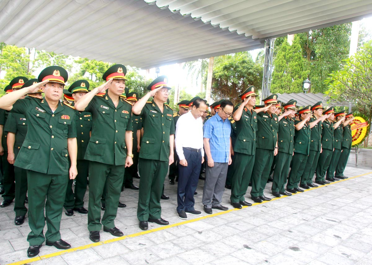 Các đại biểu dành phút mặc niệm tưởng nhớ các AHLS.