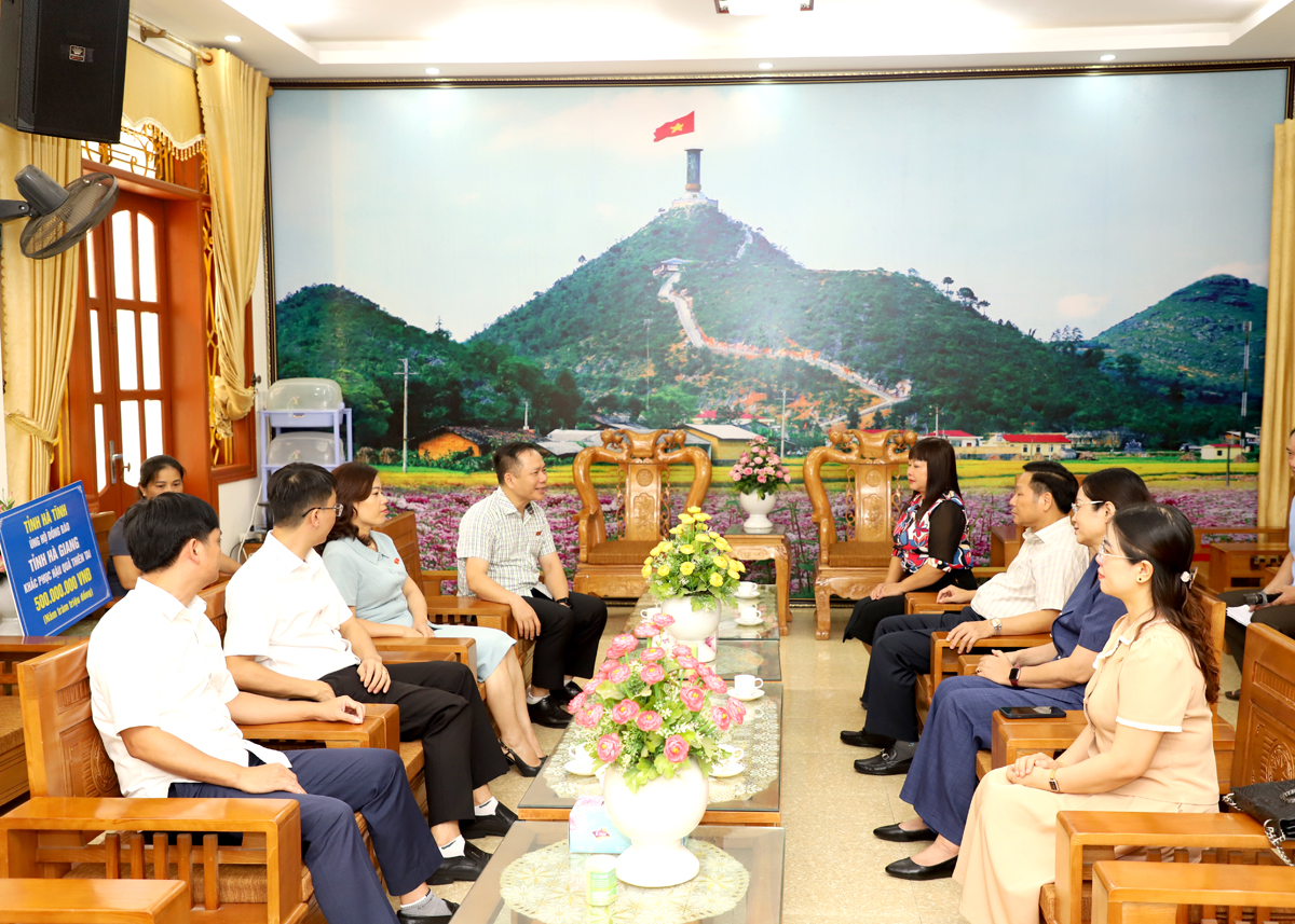 Lãnh đạo 2 tỉnh Hà Giang, Hà Tĩnh trao đổi, chia sẻ tình hình mưa lũ, thiệt hại và kinh nghiệm phòng chống thiên tai của 2 địa phương