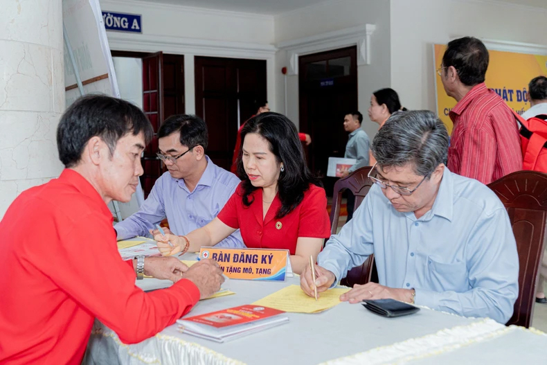 Đồng chí Nguyễn Minh, Phó Chủ tịch Ủy ban nhân dân tỉnh cùng với lãnh đạo sở, ngành đăng ký hiến tặng mô, tạng.

