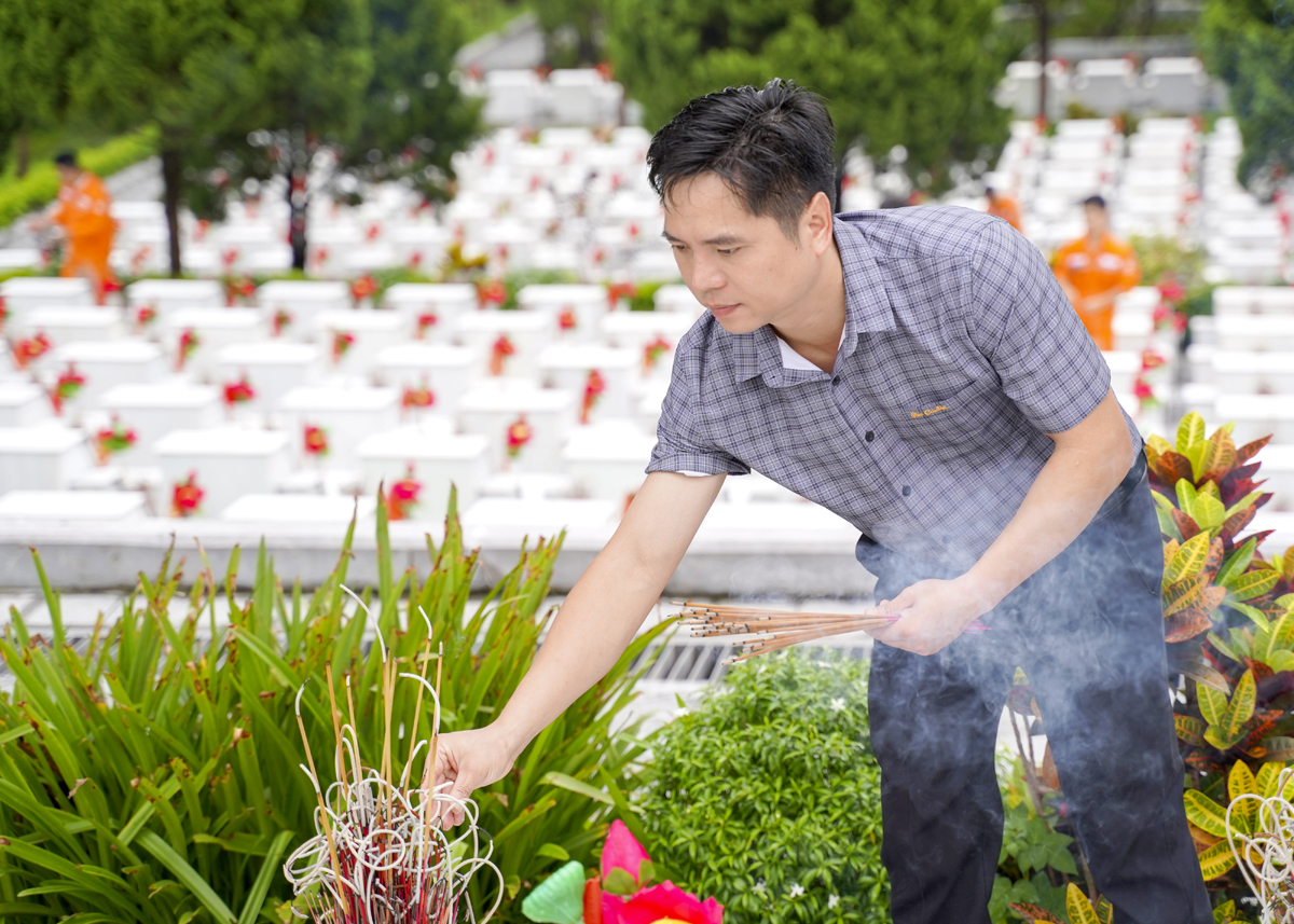 Đồng chí Nguyễn Văn Sáng, Giám đốc Nhà máy thuỷ điện Nậm Má thắp hương tại mộ các liệt sỹ.