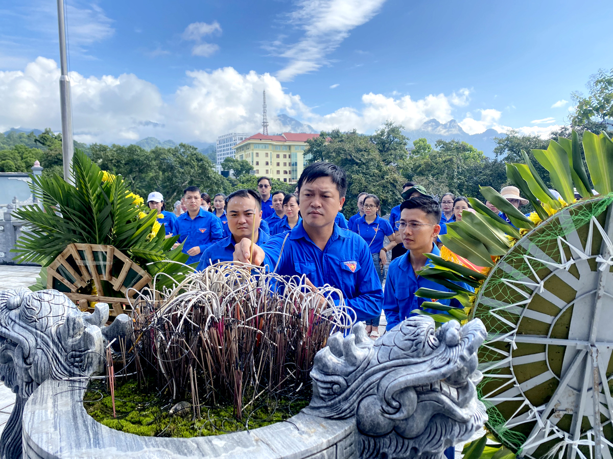 Đoàn viên các chi đoàn thành kính dâng hoa, dâng hương tưởng nhớ công lao của các Anh hùng liệt sỹ.