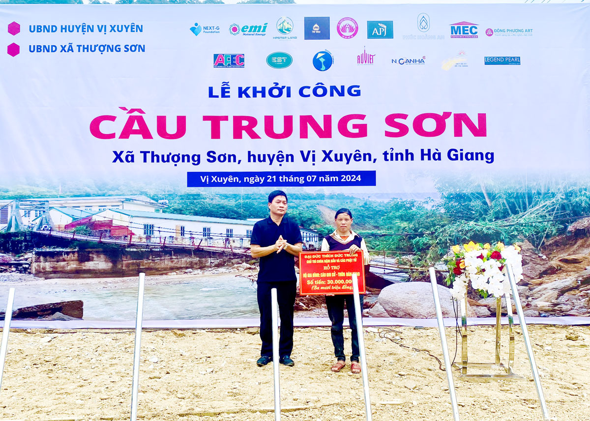 Đồng chí Hoàng Thanh Tịnh, Chủ tịch UBND huyện Vị Xuyên thay mặt chùa Nậm Dầu, xã Ngọc Linh trao tặng 30 triệu đồng cho hộ gia đình đình ông Cáo Diu Sử, thôn Đán Khao.