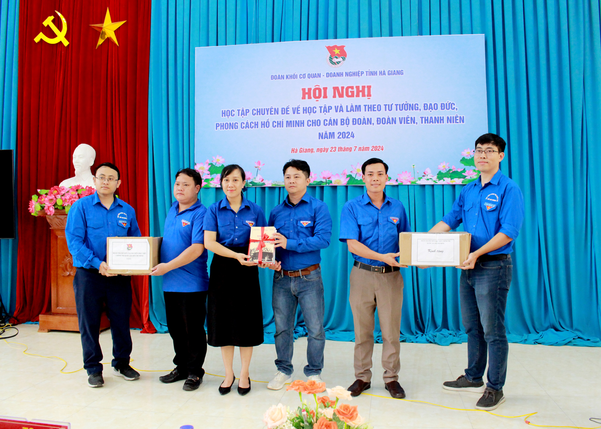 Đoàn thanh niên Học viện Chính trị Quốc gia Hồ Chí Minh trao tặng Đoàn khối Cơ quan – Doanh nghiệp tỉnh và Phân hiệu Đại học Thái Nguyên tại Hà Giang sách lý luận chính trị phục vụ công tác nghiên cứu, học tập.