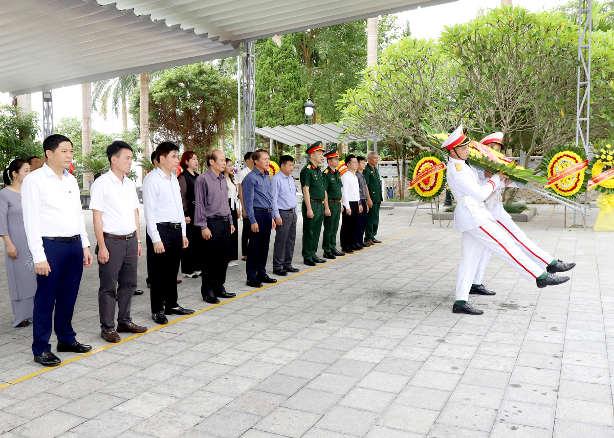 Đoàn đại biểu Hiệp hội Doanh nghiệp tỉnh dâng hương, hoa viếng các AHLS tại Tượng đài Tổ quốc ghi công Nghĩa trang Liệt sỹ Quốc gia Vị Xuyên.