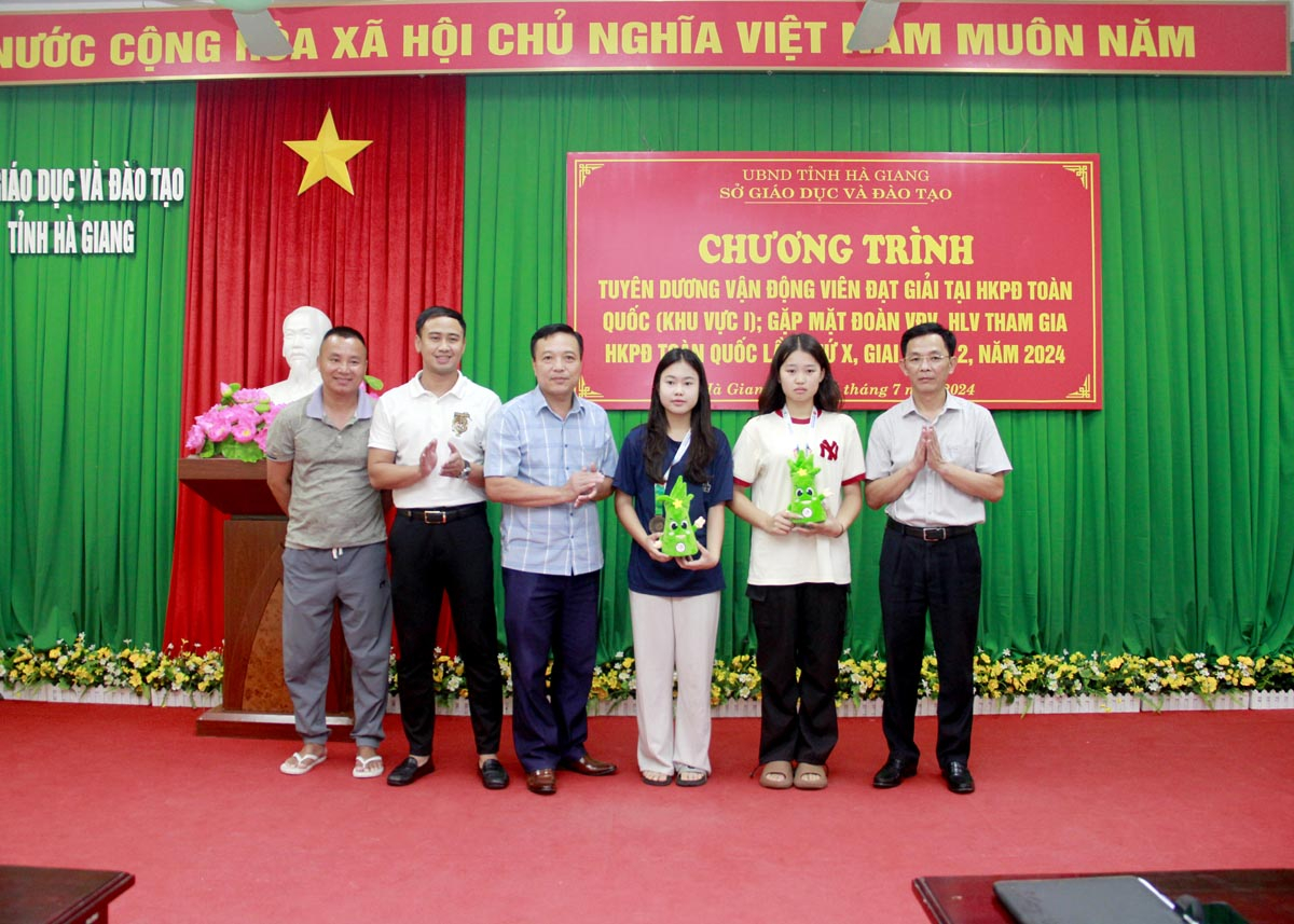 Lãnh đạo sở GD&ĐT và Sở Văn hóa, Thể thao và Du lịch trao huy chương cho các vận động viên đoạt giải.