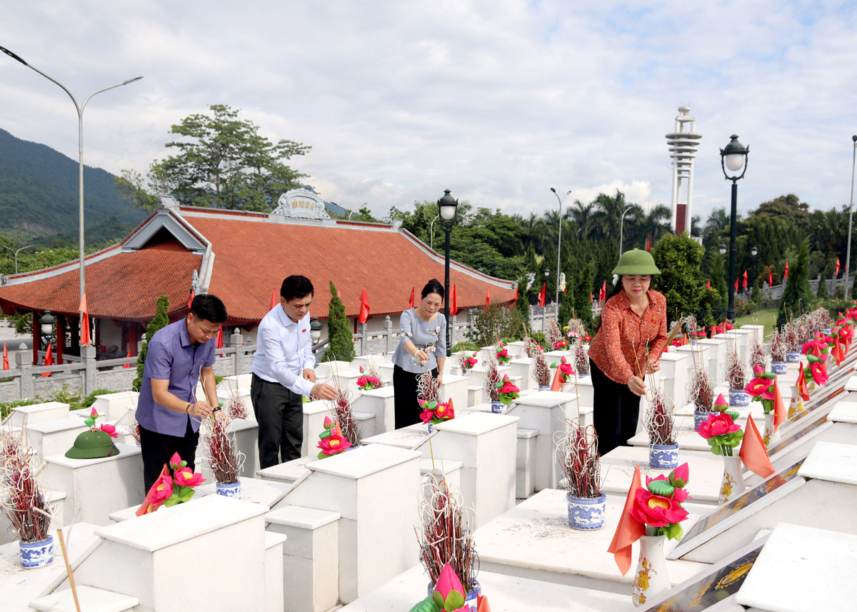 Phó Chủ tịch Hội đồng Dân tộc Nguyễn Lâm Thành (giữa) và các đại biểu thắp hương phần mộ các Anh hùng Liệt sỹ.