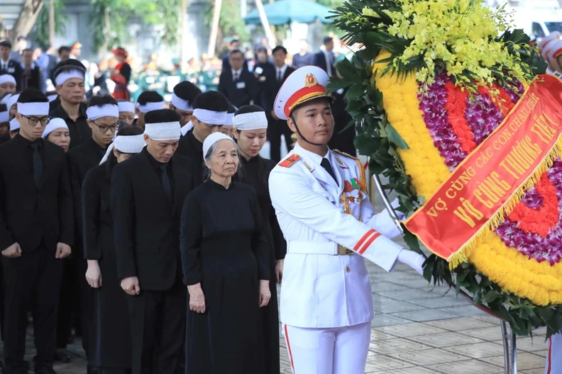 The family and relatives, including the wife, children, grandchildren, and great-grandchildren, prepare to pay their respect to General Secretary Nguyen Phu Trong.