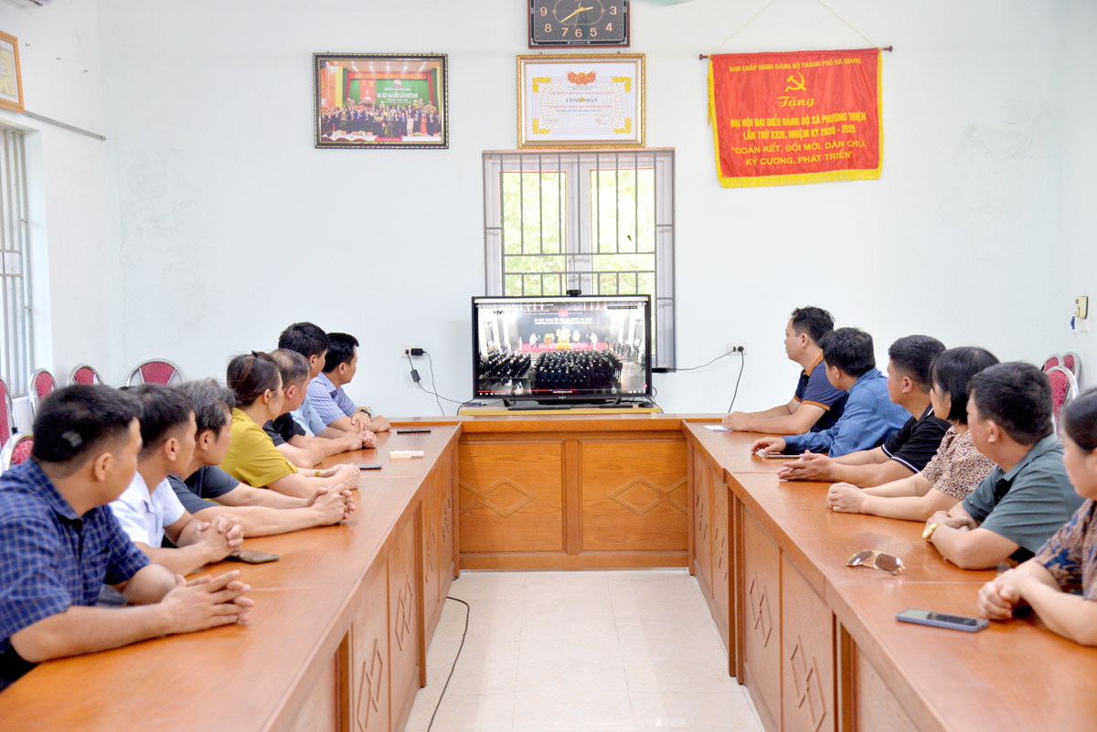 Cán bộ, đảng viên xã Phương Độ (thành phố Hà Giang) dõi theo Lễ Quốc tang Tổng Bí thư Nguyễn Phú Trọng