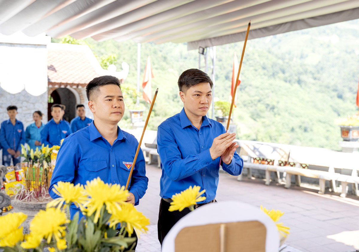 Đồng chí Nguyễn Hải Dương, Bí thư Tỉnh đoàn và đồng chí Hoàng Thế Hanh, Phó bí thư Tỉnh đoàn dâng hương tưởng nhớ các Anh hùng liệt sỹ.