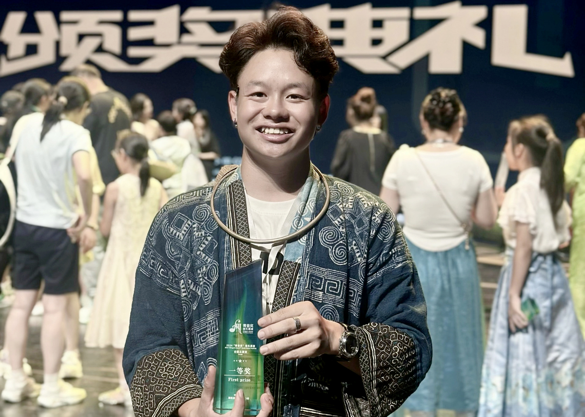 Ly Mi Cuong receives a prize at the festival. 