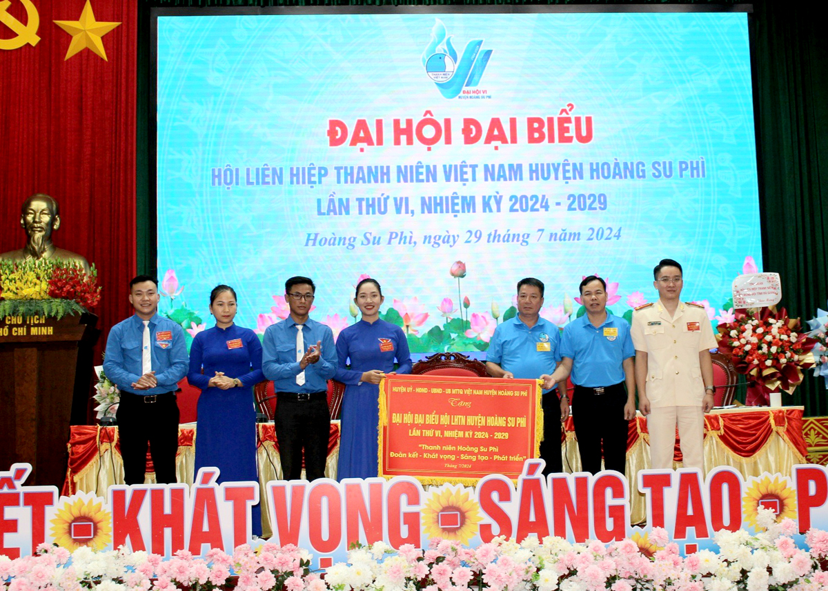 Lãnh đạo huyện Hoàng Su Phì tặng bức trướng với dòng chữ Thanh niên Hoàng Su Phì Đoàn kết – Khát vọng – Sáng tạo – Phát triển”.