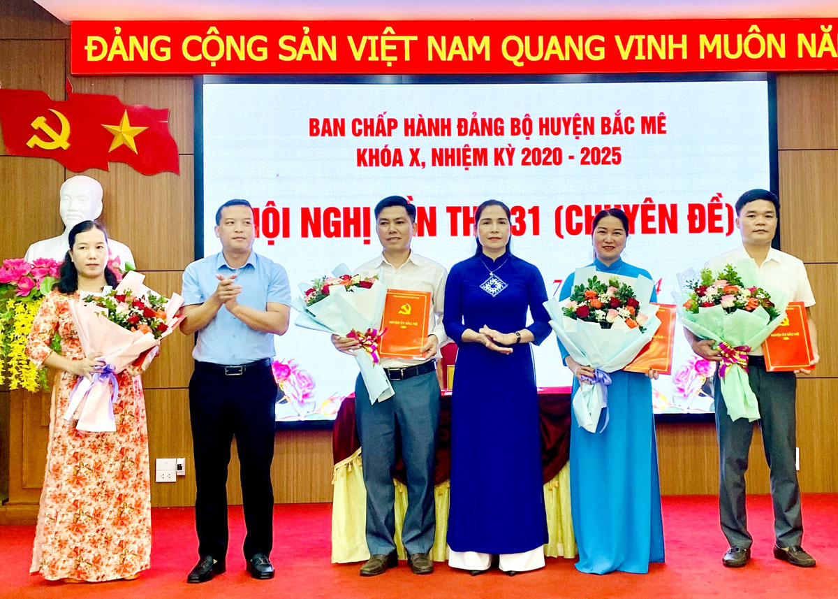 Lãnh đạo huyện Bắc Mê tặng hoa chúc mừng các đồng chí được bầu vào BCH Đảng bộ huyện nhiệm kỳ 2020 – 2025.