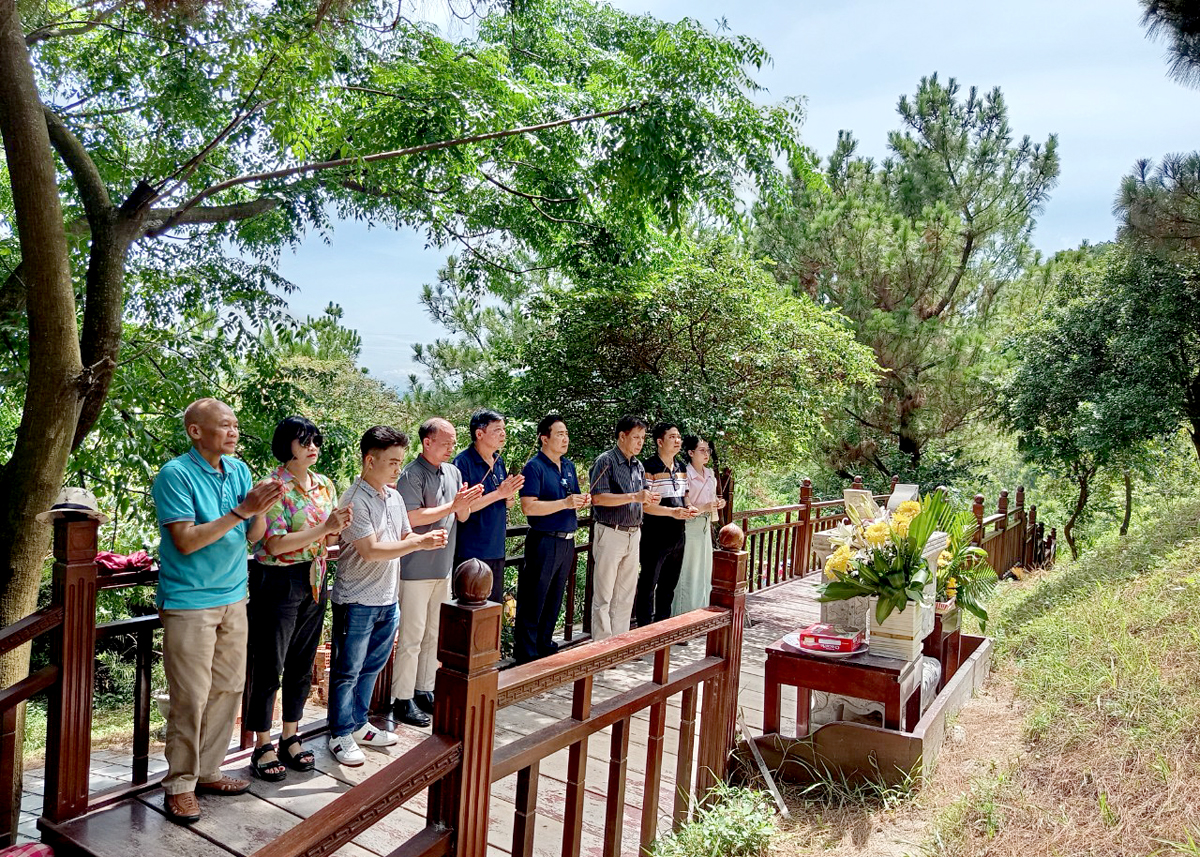 Đoàn thắp hương khu mộ Đại tướng Võ Nguyên Giáp tại Đảo Vũng Chùa - Đảo Yến, thôn Thọ Sơn, xã Quảng Đông, huyện Quảng Trạch, tỉnh Quảng Bình.