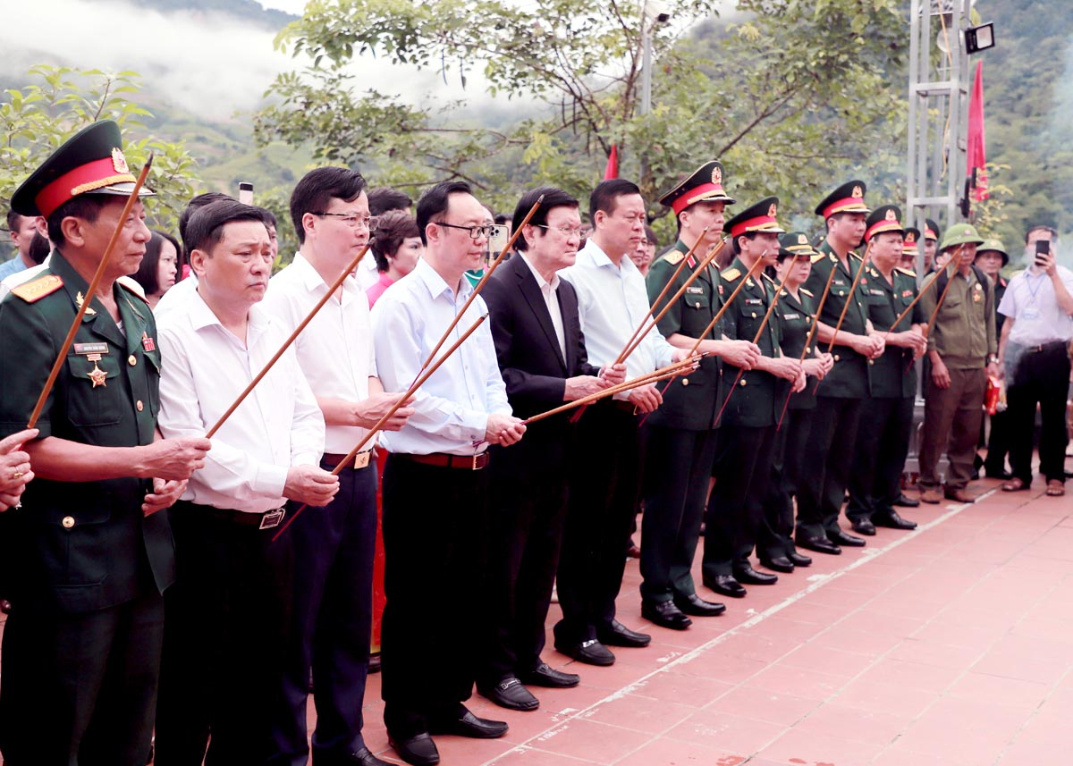 Nguyên Chủ tịch nước Trương Tấn Sang và đoàn đại biểu dâng hương tưởng nhớ các AHLS tại Đền thờ các AHLS trên điểm cao 468.