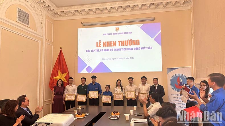 Lễ khen thưởng các cá nhân và tập thể có thành tích xuất sắc trong công tác Đoàn và phong trào thanh niên tại Nga năm 2023. (Ảnh: THÙY VÂN)