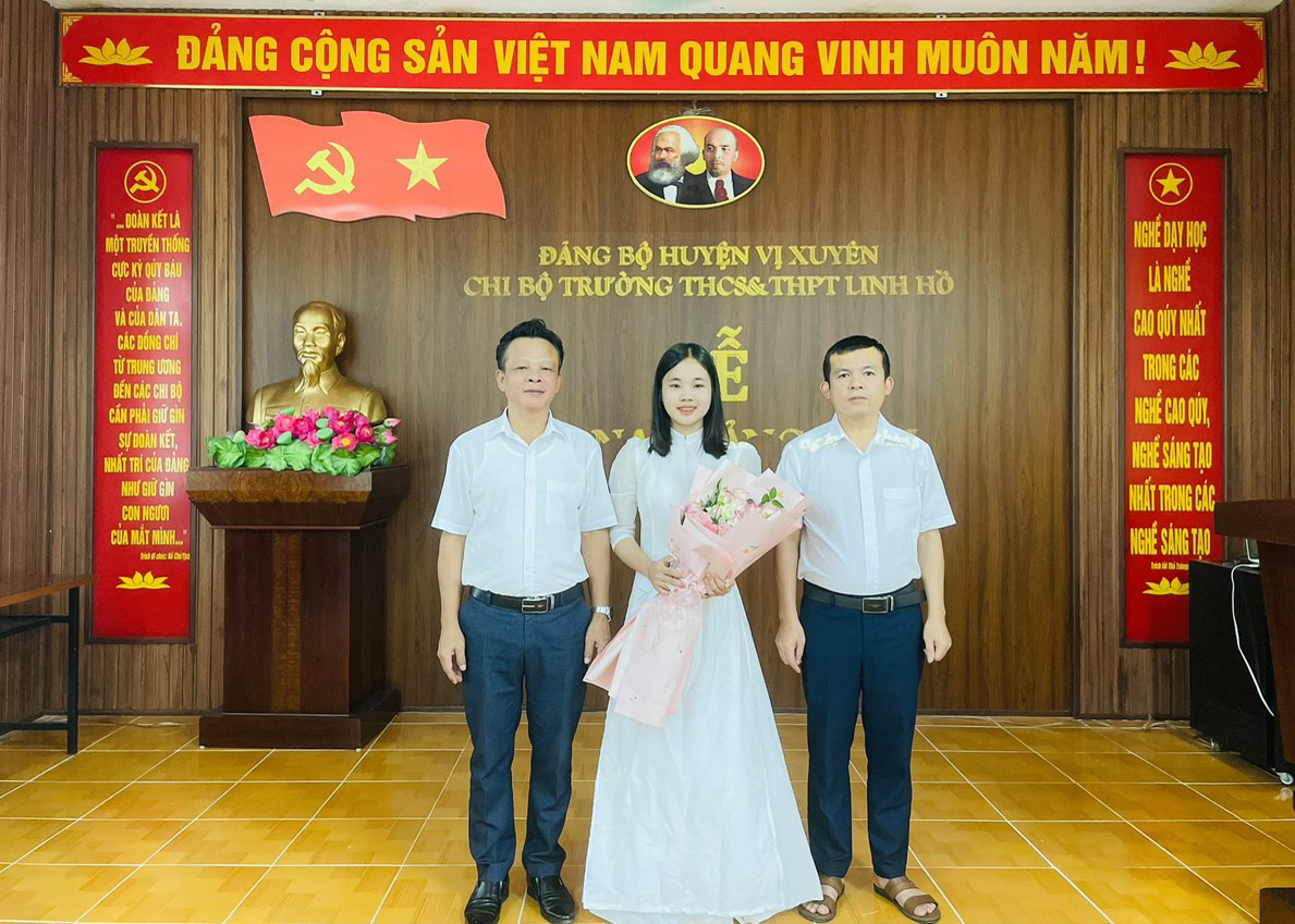 Ngày 17.7.2024, Hậu Thúy Hằng vinh dự được kết nạp vào Đảng.