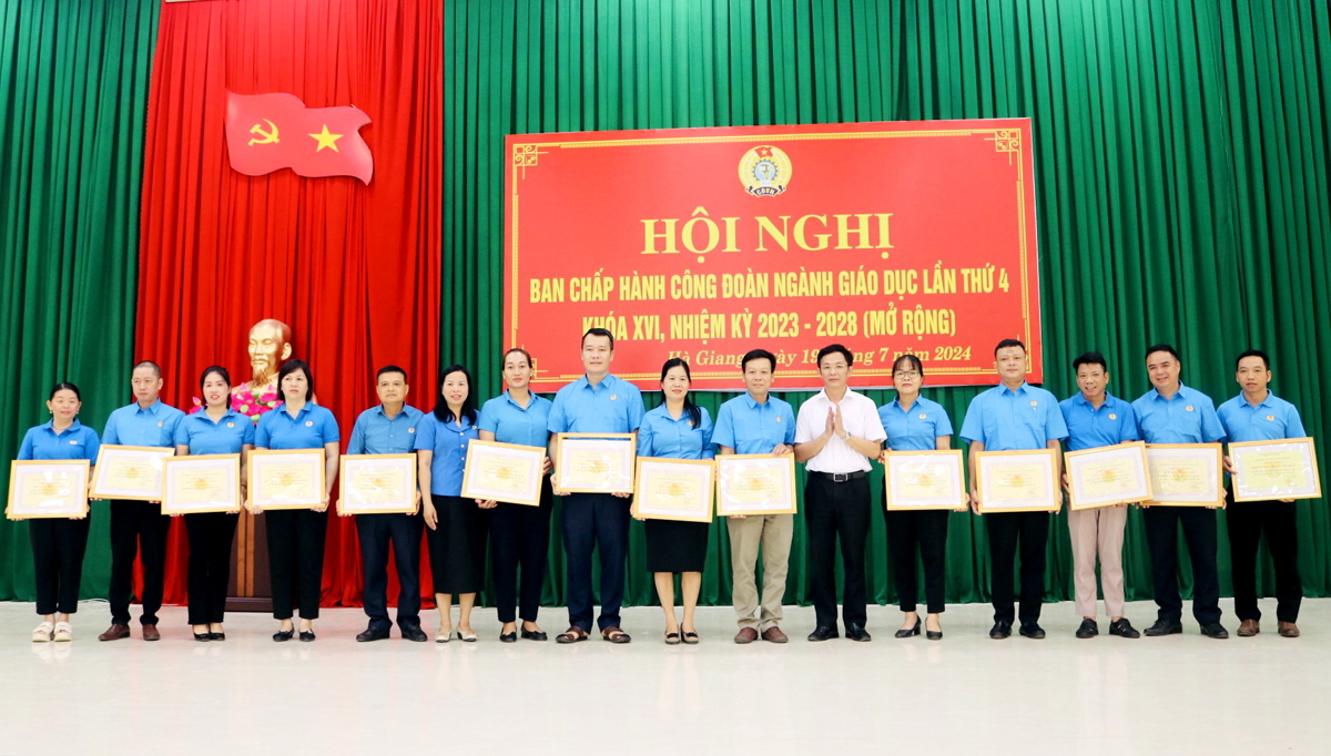 Các đại biểu trao Giấy chứng nhận “Đạt chuẩn văn hoá” giai đoạn 5 năm 2019-2023 và giai đoạn 2 năm 2022-2023 cho các đơn vị.