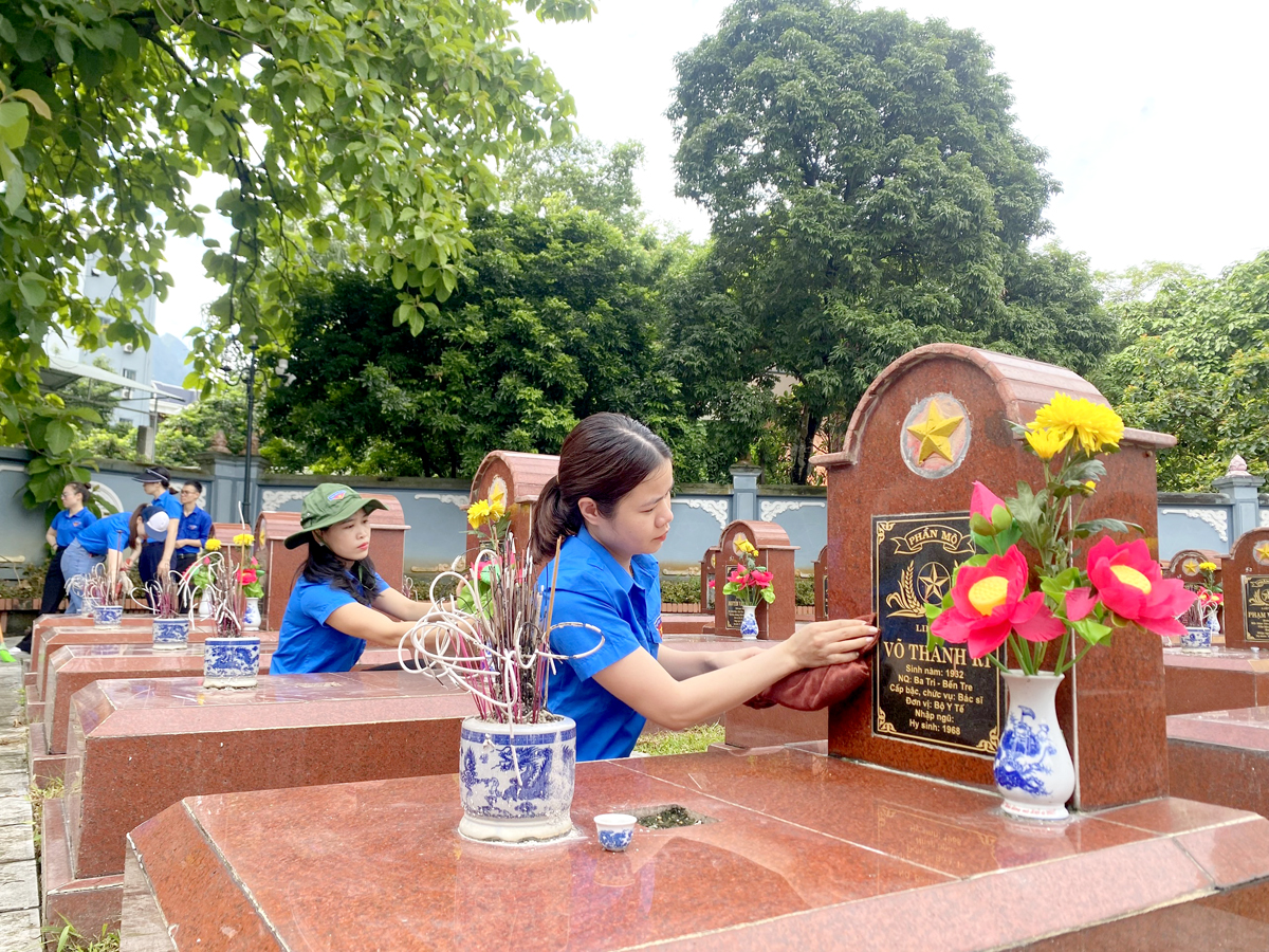 Đoàn viên chung tay dọn dẹp khuôn viên nghĩa trang.