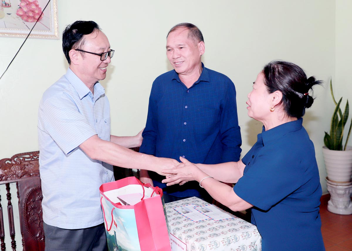 Đồng chí Thào Hồng Sơn, Phó Bí thư Thường trực Tỉnh ủy, Chủ tịch HĐND tỉnh thăm, tặng quà ông Sùng Quang Sán, thương binh trú tại tổ 2 thị trấn Mèo Vạc.