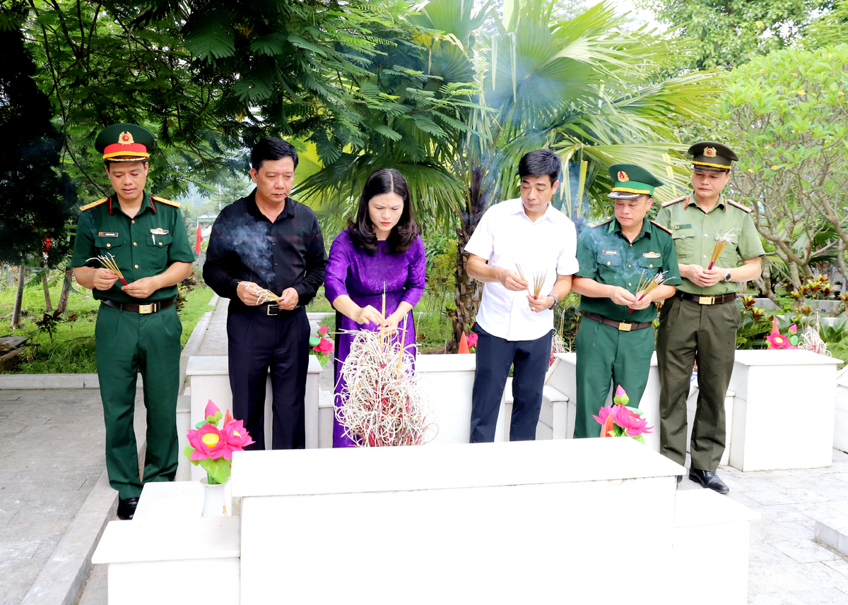 Đồng chí Vương Ngọc Hà, Trưởng Ban Tuyên giáo Tỉnh ủy và các đại biểu trong đoàn thắp hương tại phần mộ các AHLS tại Nghĩa trang Liệt sỹ Quốc gia Vị Xuyên