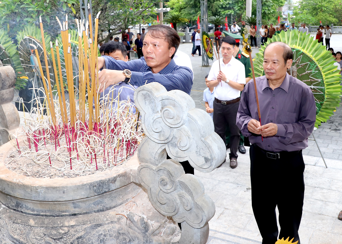 Lãnh đạo Hiệp hội Doanh nghiệp tỉnh thắp hương tưởng nhớ các AHLS tại Tượng đài Tổ quốc ghi công Nghĩa trang Liệt sỹ Quốc gia Vị Xuyên.