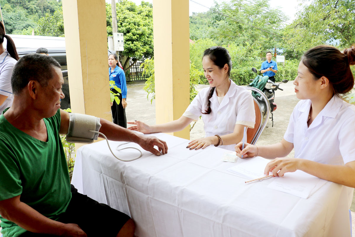 Khám, cấp phát thuốc miễn phí cho bà con nhân dân xã Yên Phong.