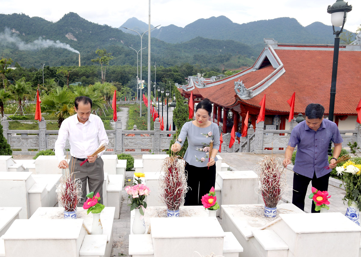 Phó Chủ tịch UBND tỉnh Trần Đức Quý thắp hương phần mộ các Anh hùng Liệt sỹ mới được quy tập.