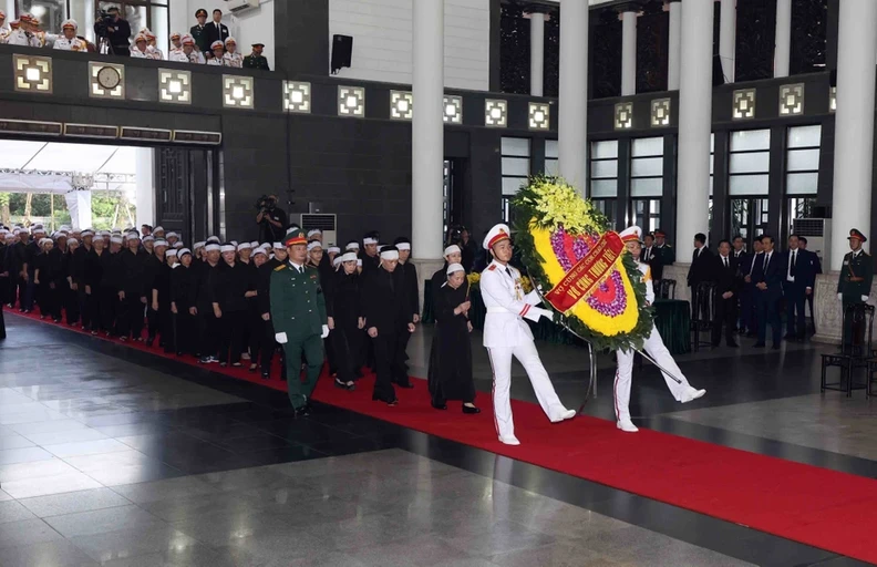 The family and relatives, including the wife, children, grandchildren, and great-grandchildren, prepare to pay their respect to General Secretary Nguyen Phu Trong.