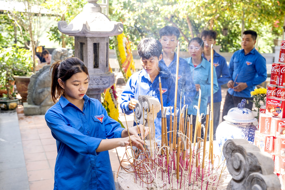 Các đoàn viên, thanh niên thắp hương tưởng nhớ các Anh hùng liệt sỹ.