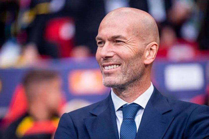 Huyền thoại bóng đá Zinedine Zidane vinh dự là một những người được cầm Ngọn lửa Olympic