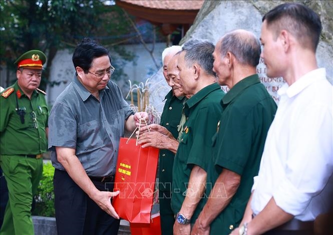 Thủ tướng Phạm Minh Chính tặng quà động viên thương, bệnh binh, gia đình liệt sĩ huyện Đại Từ - Ảnh: Dương Giang/TTXVN